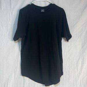 Elongated thick black T-shirt long in the back‎ short sleeve